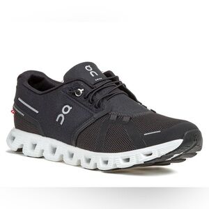 Women’s On Running sneakers with elastic laces. Lightly worn